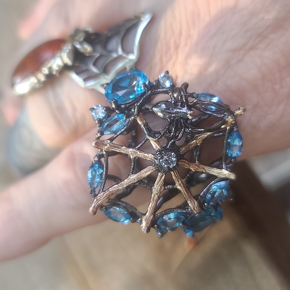 Gorgeous blue&white Topaz spiderweb cocktail ring - Picture 6 of 10